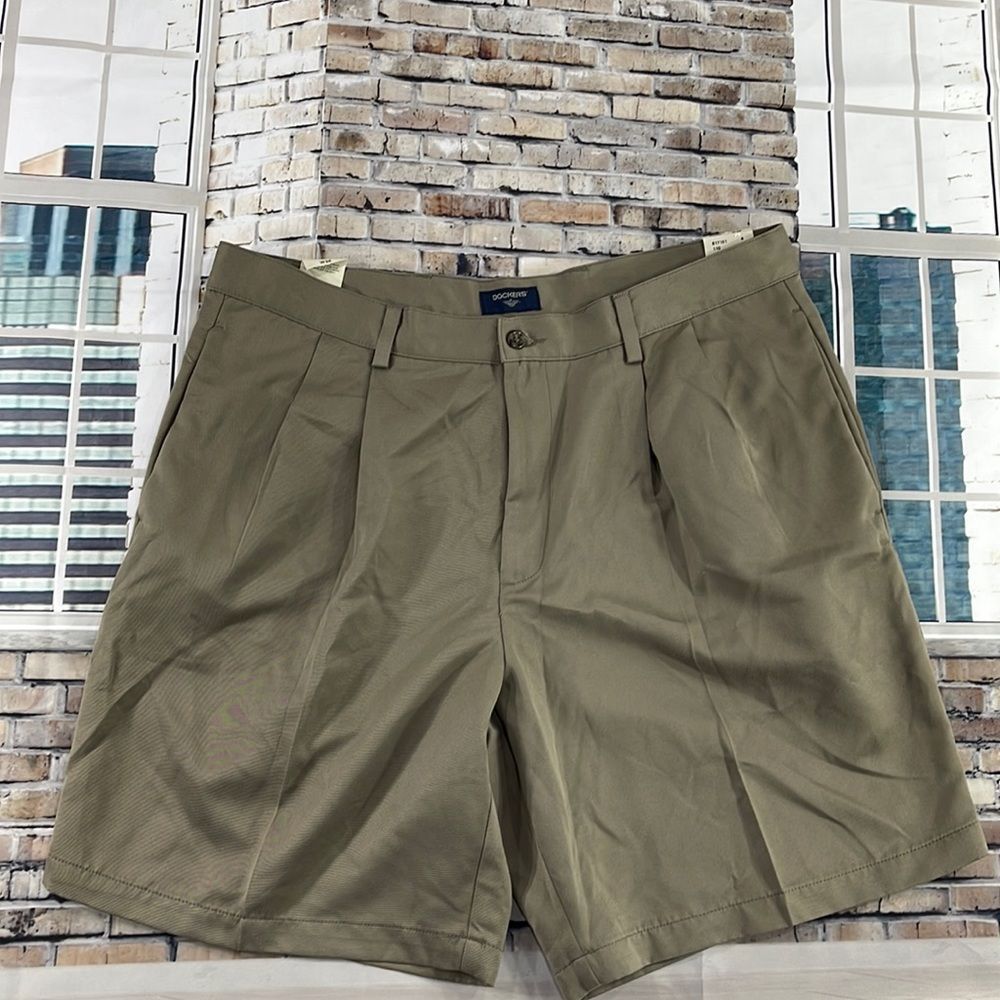 NWT Men’s Dockers Tan Pleated 4 Pocket Standard Length Shorts (36) GE23